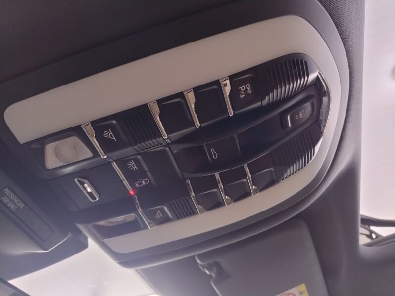 
								MACAN 2.0 TURBO full									