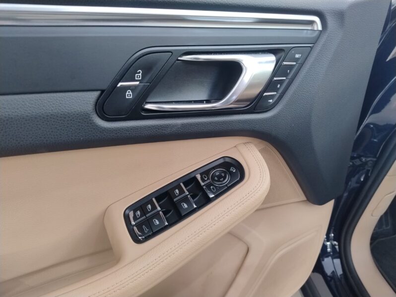 
								MACAN 2.0 TURBO full									